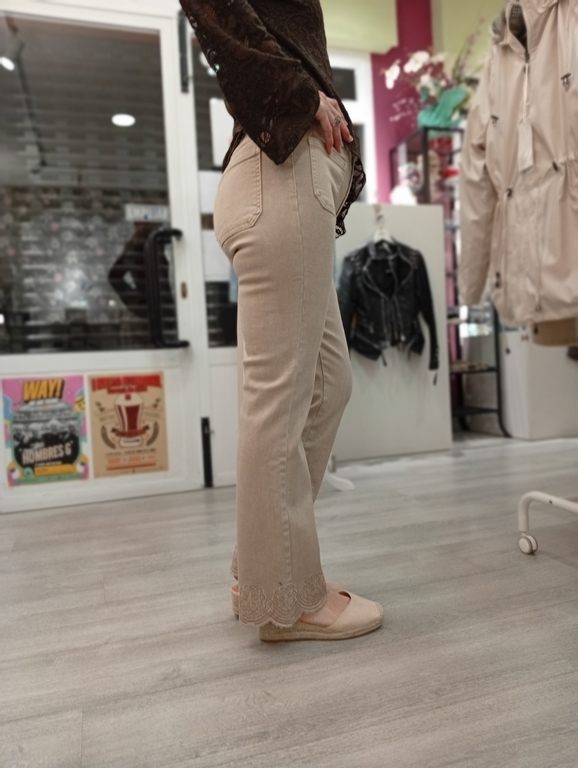 Vaquero Beige Bordados - Imagen 3